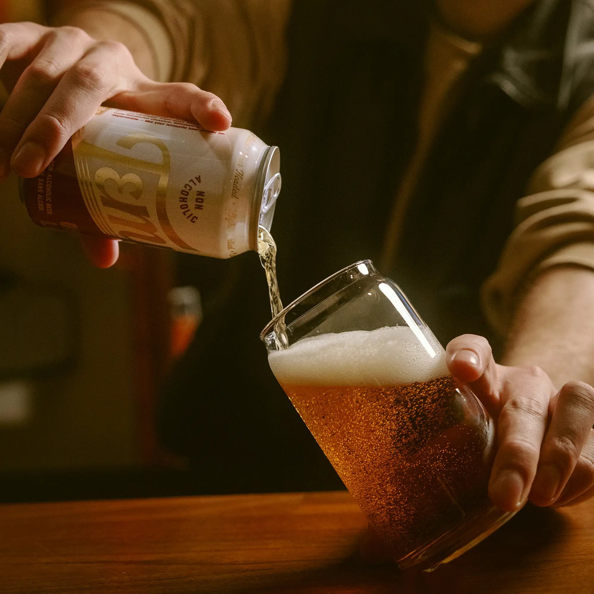 Man pouring a Templ can into a glass